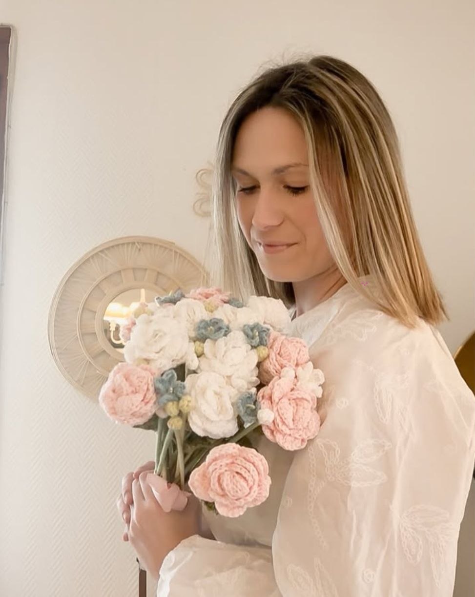 Bouquet de roses au crochet présenté par Barbara