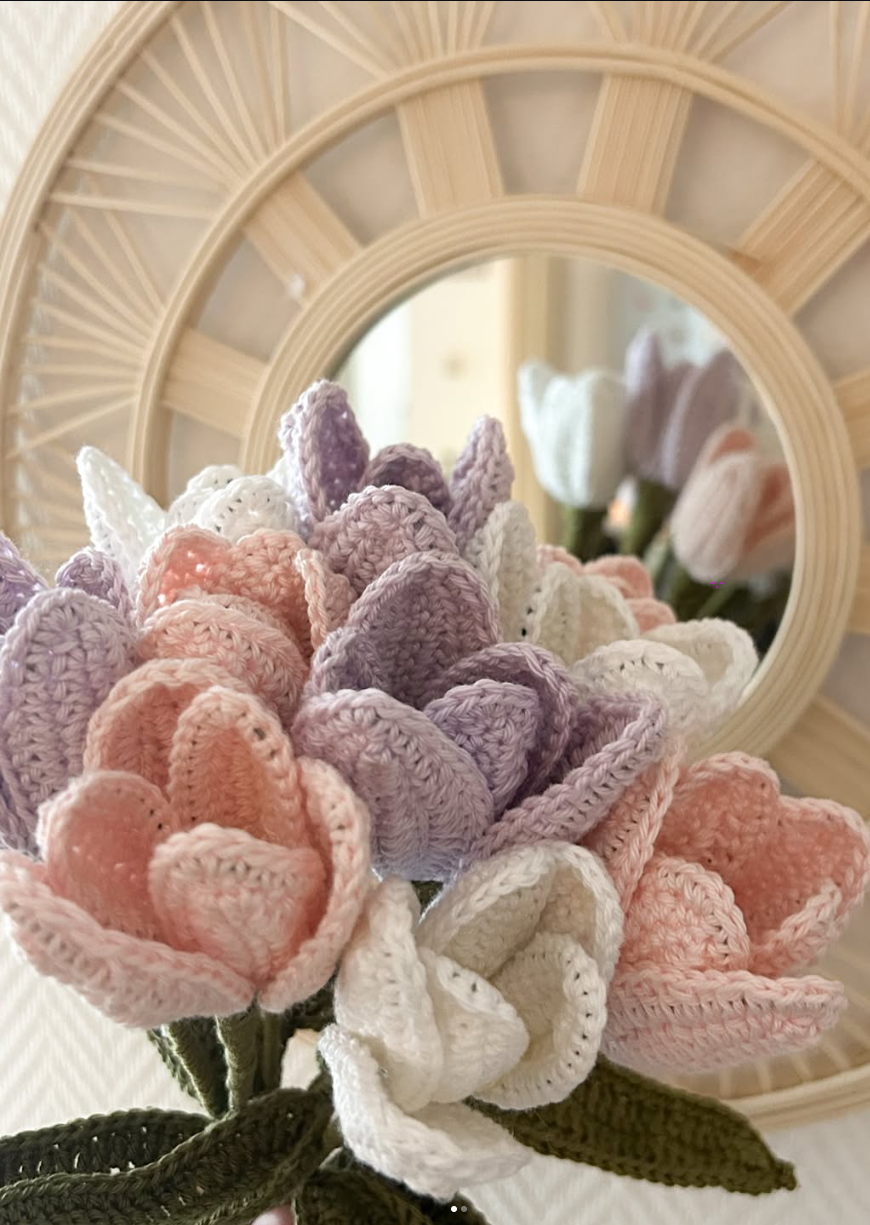 Barbara, créatrice de Tilara Création, tenant un bouquet de fleurs au crochet