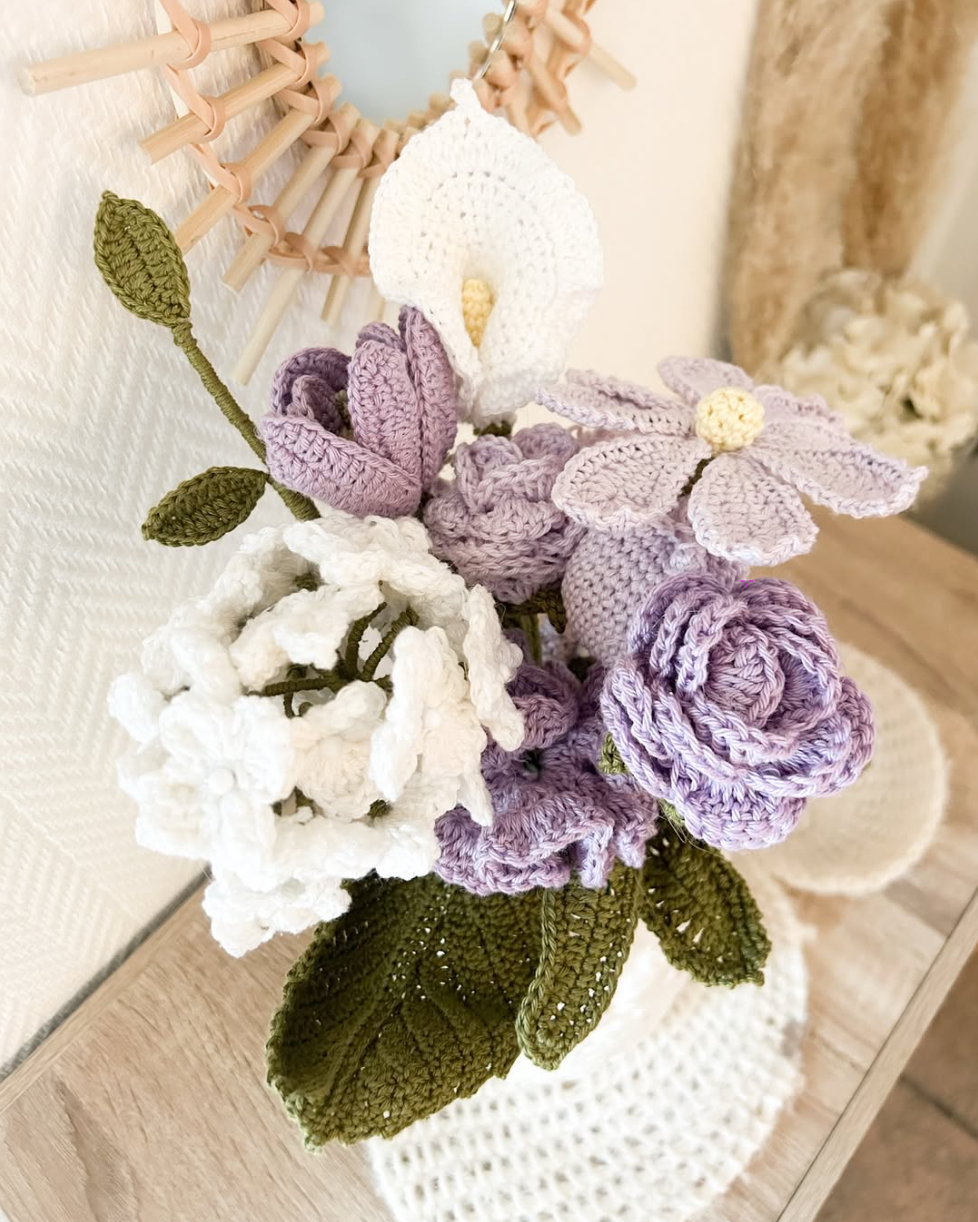 Bouquet rond de roses blanches et roses avec petites fleurs bleues