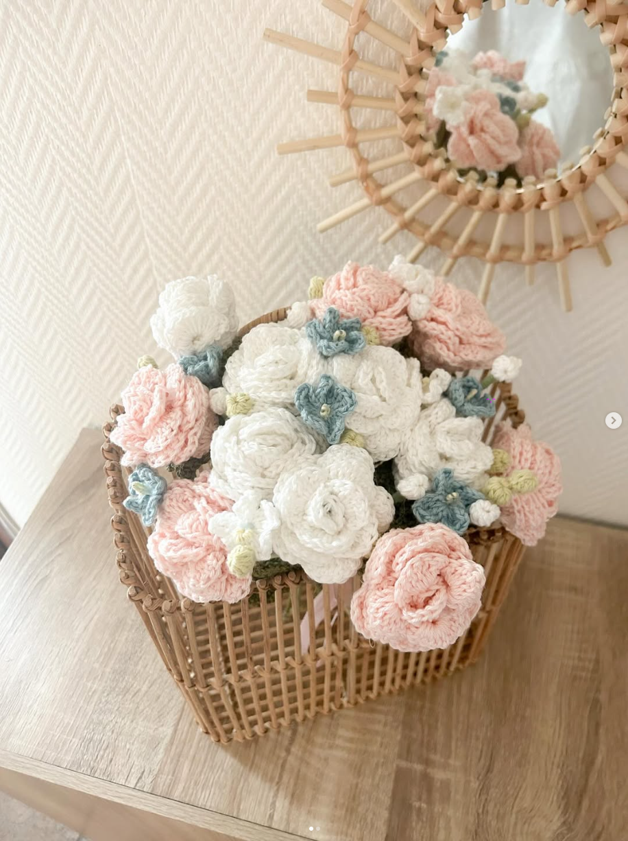 Composition de fleurs au crochet lilas, blanches et vert kaki